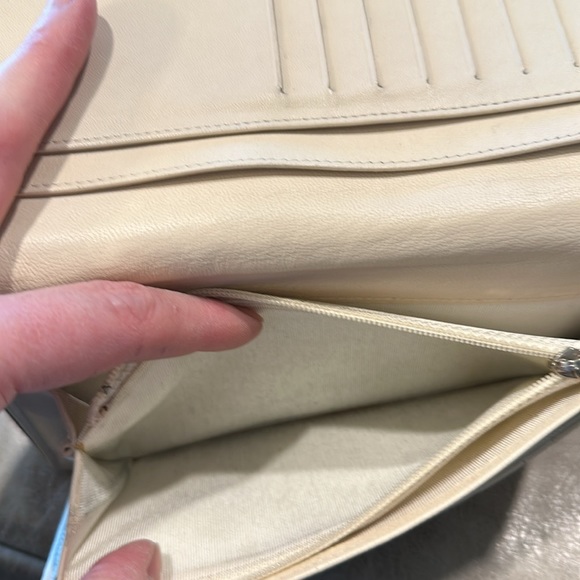 Chanel wallet soft white with black trim - Picture 4 of 11